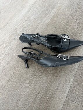 Classic Black Pointed Slingback Heels with Buckle Detail kitten heels Vtg Y2K‎